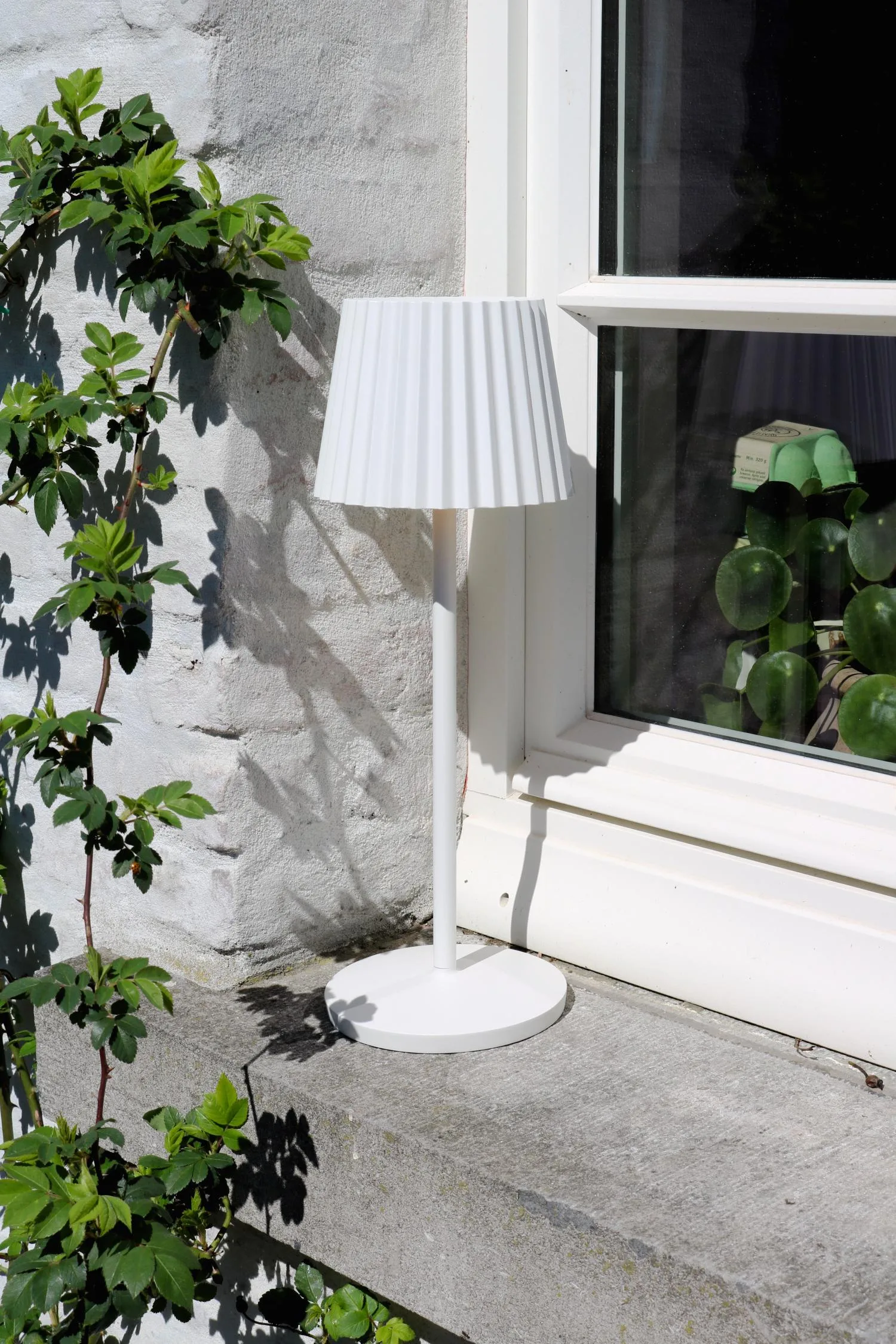 JUSTINE – Nabíjateľná stolná lampa do interiéru/exteriéru – Akumulátor – Stmievateľné LED – 1x2 W, 2700 K – IP54 – S bezdrôtovou nabíjacou podložkou – Čierna – Obrázok 4