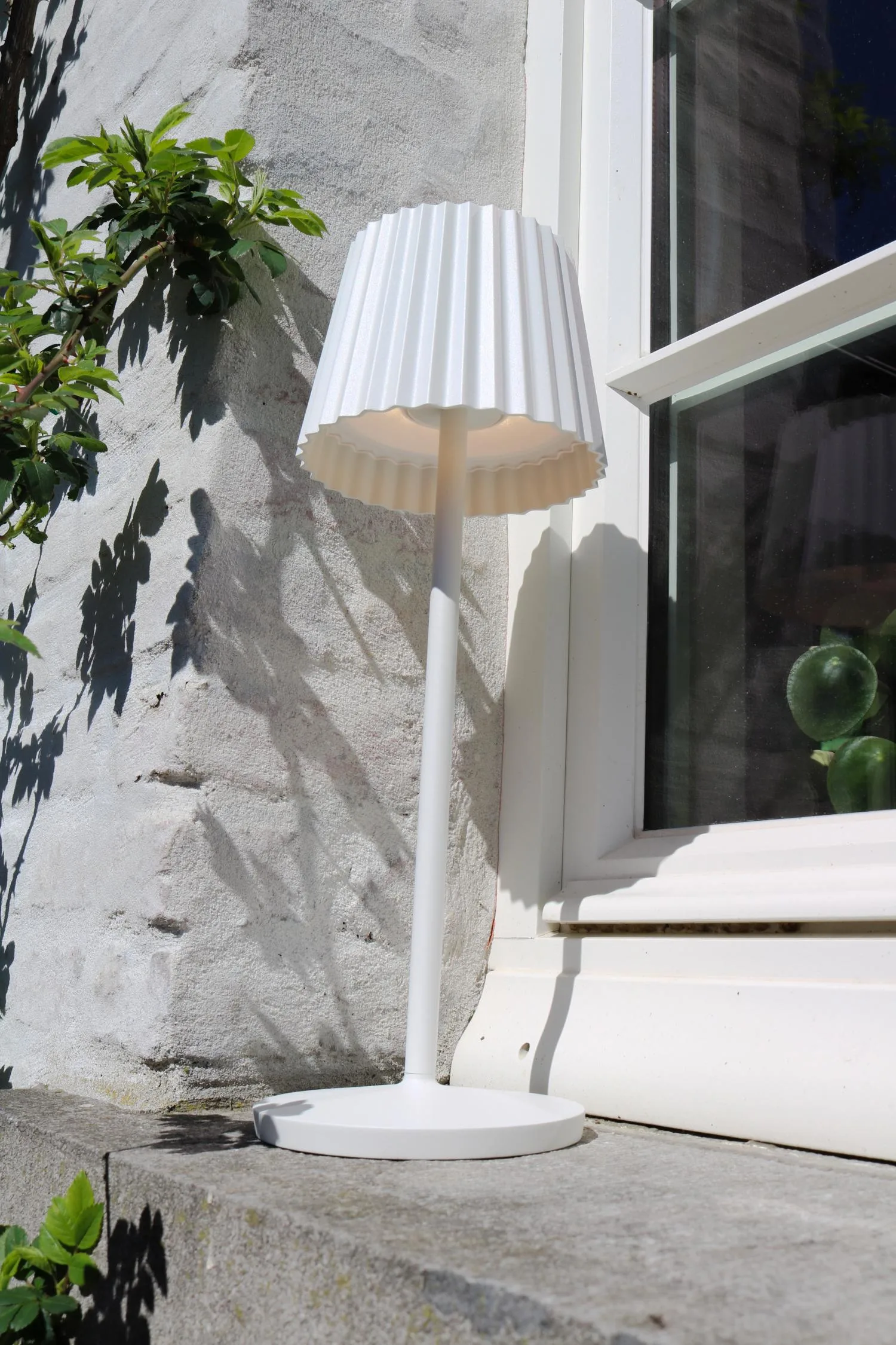 JUSTINE – Nabíjateľná stolná lampa do interiéru/exteriéru – Akumulátor – Stmievateľné LED – 1x2 W, 2700 K – IP54 – S bezdrôtovou nabíjacou podložkou – Čierna – Obrázok 5