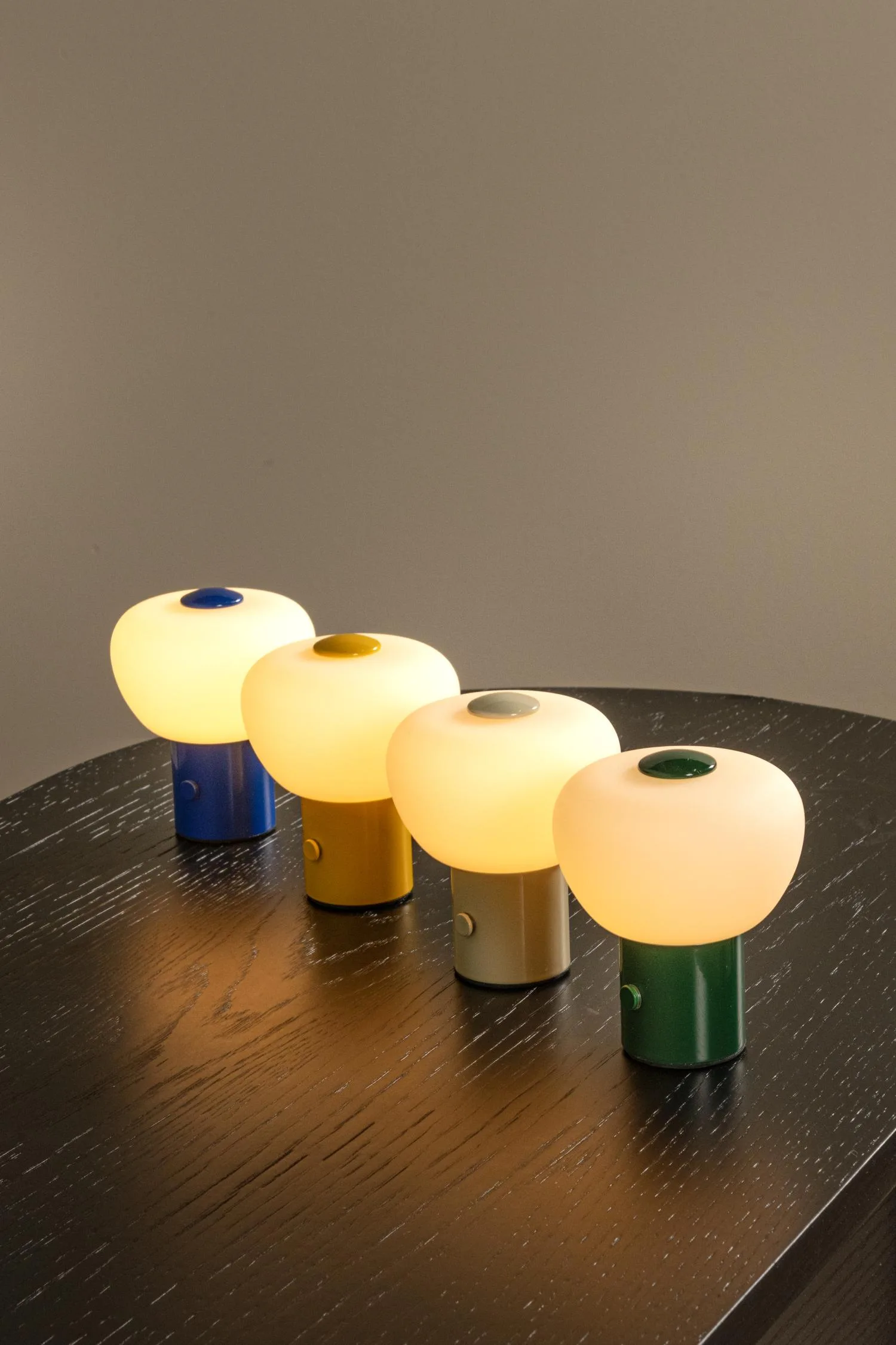 GUSTAV – Nabíjateľná stolná lampa – Akumulátor – Ø 8 cm – Stmievateľná LED – 1x0,8 W, 2700 K – Obrázok 5