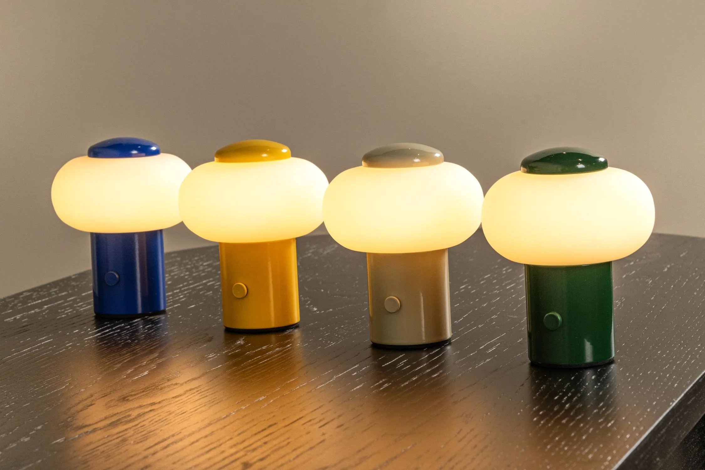 GUSTAV – Nabíjateľná stolná lampa – Akumulátor – Ø 8 cm – Stmievateľná LED – 1x0,8 W, 2700 K – Obrázok 5