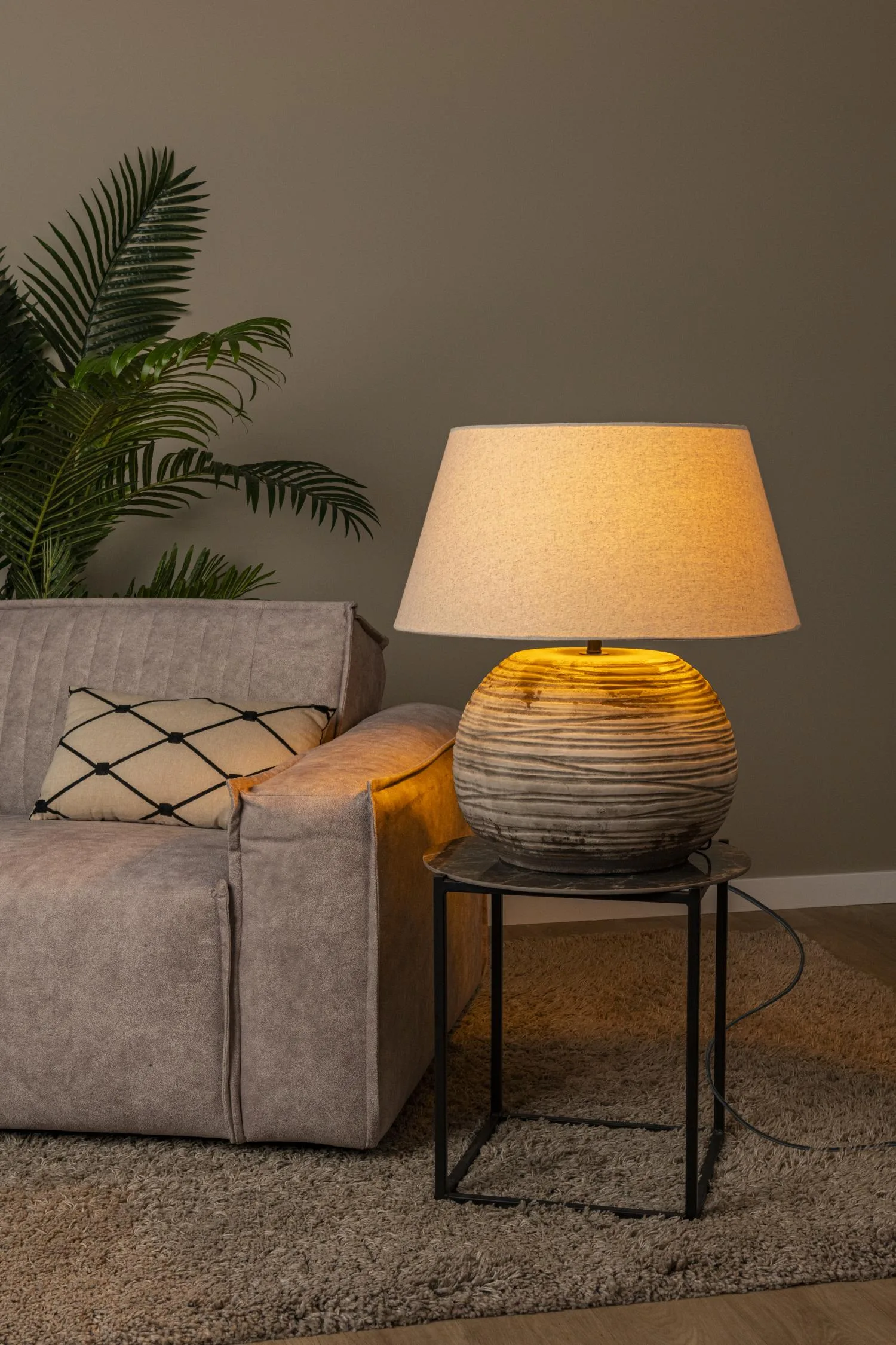 DENISE - Stolná lampa - Ø 55 cm - 1xE27 - hnedá | Nálada – Obrázok 3
