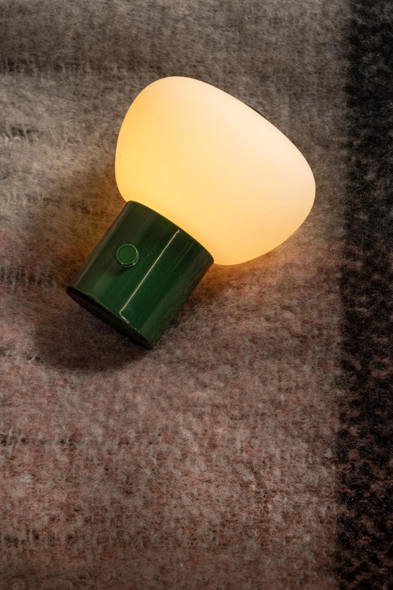 GUSTAV – Nabíjateľná stolná lampa – Akumulátor – Ø 8 cm – Stmievateľná LED – 1x0,8 W, 2700 K – Obrázok 4